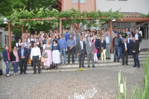 L'assessore Schuler (8. da dx) ed il direttore della scuola Paul Mair (7. da dx) all'ingresso della Felsenkeller al Centro Laimburg con i corsisti diplomati (Foto: USP/Scuola professionale Laimburg)