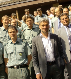 L'assessore Schuler assieme alle guardie forestali (Foto: USP/mac)
