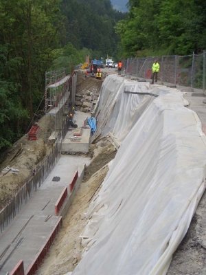I lavori in corso sulla SS 242 della Val Gardena nel comune di Laion (Foto: Ripartizione Inrastrutture)
