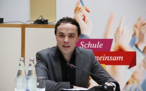 L'assessore Philipp Achammer invita al dialogo sulla scuola per l'infanzia