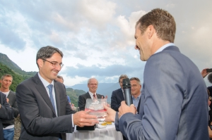 Oliver Bierhoff (a destra) consegna un omaggio al presidente Kompatscher. Foto: USP/ohm