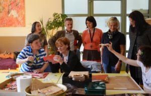 L'assessora Stocker nel laboratorio protetto del Pastor Angelicus a Merano