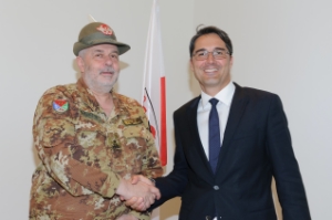 Commiato del generale Palladini dal presidente Kompatscher. Foto: USP/ohn.