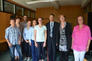 L'assessora Stocker ed il direttore Sinn con i collaboratori del Centro per la mediazione al lavoro di Merano