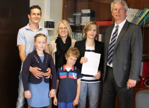 La famiga Dosser-Brunner, titolare dell'esercizio premiato, con il direttore provinciale Hansjörg Haller e Esther Mutschlechner-Seeber, presidente dell'associazione degli affittacamere