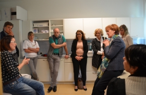 L'assessora Stocker nel corso del sopralluogo al Distretto sanitario di Chiusa (FOTO:USP/Angelika Schrott)