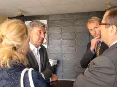 Frane a Sinigo, poligono, macello: Schuler (a sx), con capo dipartimento Unterweger incontra sindaco Merano Januth e l'assessora comunale Gabriela Strohmer. (Foto: USP/mac)