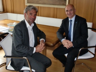 Aperture domenicali e servizi eventi: ne hanno parlato l'ass. Schuler (a sx) ed il presidente dell'Unione Amort. (Foto: USP/René Tumler)