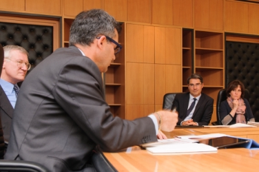 Il presidente Kompatscher e l'assessore Deeg con Paolo Malgarotto (a sin.), responsabile Telecom per l'infrastruttura di rete di accesso Nordest, e Fabio Ruggeri, rapporti con gli enti locali (Foto: USP/ohn)