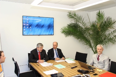 Nuovi orari e nuova app "AltoAdigeToGo" per il trasporto pubblico presentati dall'assessore Mussner (1° a sx), dall'ing. Pagani, dir. Dipartimento (centro) e Rubbo, dir. Agenzia mobilità (Foto: USP/R.Clara)