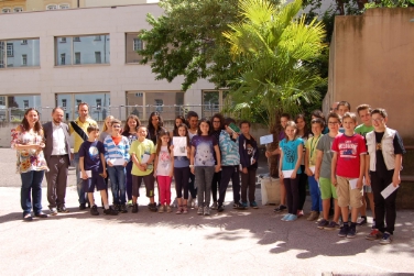 La classe vincitrice della media "von Aufschneiter" con la palma donata dai Giardini di Trauttmansdorff