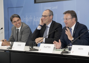 Presidente Kompatscher, Presidente Rossi e il capitano Platter durante la conferenza stampa nel Landhaus di Innsbruck. Foto: Land Tirol/Die Fotografen.