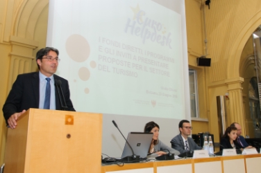 Kompatscher alla manifestazione per informare sui fondi UE al turismo. Foto USP/ohn