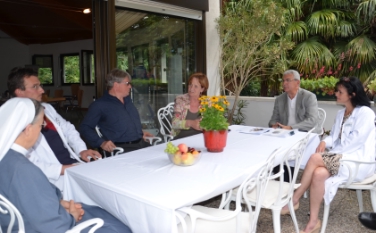 Klara Rabensteiner, Robert Pirhofer, Richard Josef Sigmund, l'assessora Martha Stocker, Gerhard Lipp ed Andrea Gabis nel corso della visita alla clinica Martinsbrunn