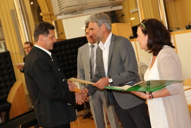 L'assessore provinciale Arnold Schuler alla cerimonia di consegna dei diplomi ai 102 nuovi cacciatori (Foto: USP/René Tumler)
