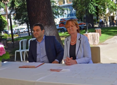L'assessora Stocker ed il direttore di Ripartizione, Luca Critelli, nel corso della presentazione del Report