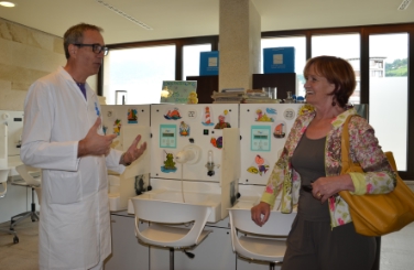 Il direttore sanitario Lo Cunsolo illustra all'assessora le inalazioni offerte dalle Terme
