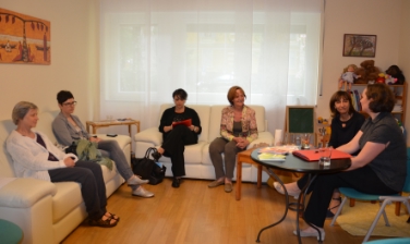 L'assessora Stocker presso la Casa delle donne di Merano (Foto: USP - A. Schrott)