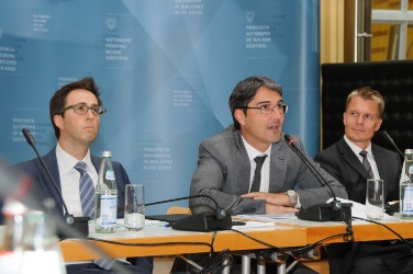 Meno pubblico, più privato: Arno Kompatscher, il direttore di Dipartimento Andrea Zeppa e Ulrich Stofner (BLS) illustrano il nuovo concetto del Parco Tecnologico