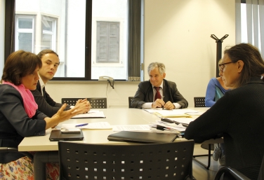 Orari e carichi di lavoro nelle scuole per l'infanzia discussi dagli assessori Deeg e Achammer con i sindacati. Foto: USP/Karin Leiter
