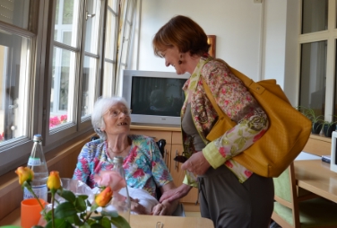 L'assessora Stocker nel corso del sopralluogo alla casa di cura S. Anna di Lana