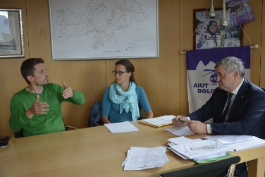 Tenere sotto controllo il traffico motociclistico lungo le strade di montagna: Andreas Riedl, Elisabeth Berger e l'assessore Florian Mussner