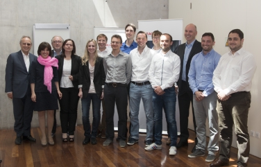 Foto di gruppo: i neo-diplomati con l'assessore Waltraud Deeg e il presidente dell'Eurac Werner Stuflesser