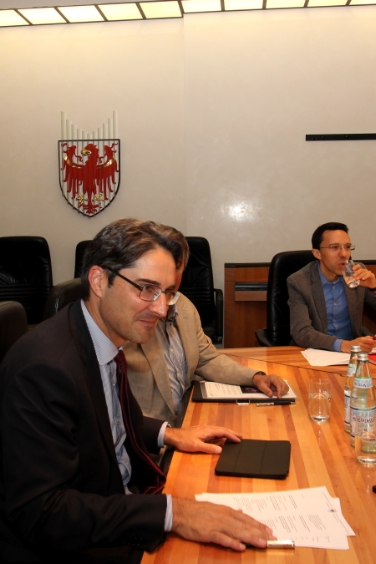 Il presidente Arno Kompatscher, e sullo sfondo il vice Christian Tommasini, durante il vertice con il Comune di Bolzano
