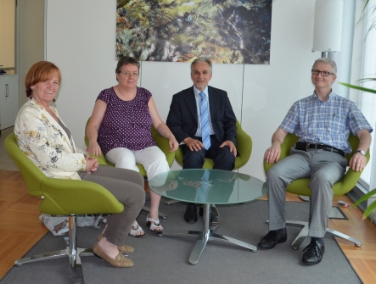 L'assessora Stocker con la delegazione dell'Associazione dei genitori adottivi ed affidatari