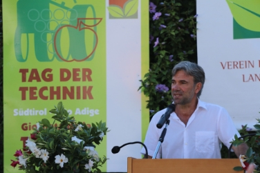 L'assessore Schuler nel corso dell'inaugurazione della manifestazione a Sinigo