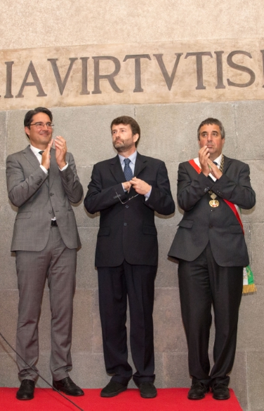 Apertura nella cripta: il presidente Kompatscher, il ministro Franceschini e il sindaco Spagnolli (Foto: USP/ohn)