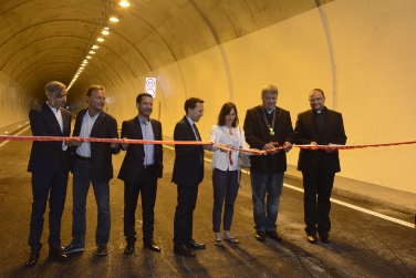 L'assessore provinciale ai lavori pubblici Christian Tommasini assieme al sindaco di Fié Othmar Stampfer al taglio del nastro per l'apertura della nuova galleria (Foto: USP/A.Mair)