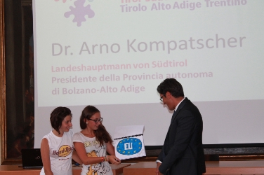 Una targa UE in regalo al presidente Kompatscher (Foto: Frizzera)