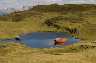 Studenti di Alto Adige e Tirolo invitano alla riflessione con l'installazione nel laghetto./Foto Leonhard Angerer