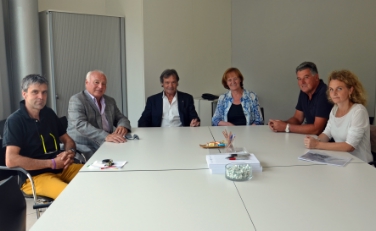 L'assessora provinciale allo sport Martha Stocker e, al centro, il presidente FISI Flavio Roda durante l'ncontro a Bolzano (Foto: USP/A.Schrott)