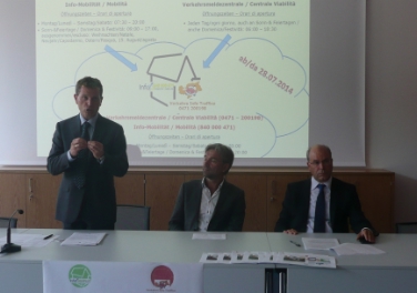 La Centrale unica per le informazioni sul traffico è stata illustrata dal direttore della Protezione civile Hanspeter Staffler, dall'assessore Arnold Schuler dal direttore del dipartimento mobilità Valentino Pagani (da sin.)