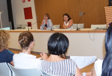 Contributi per le spese accessorie di titolari di pensione minima: l'assessore Stocker e la direttrice di ufficio Waldner hanno incontrato sindacati, associazioni anziani e patronati (FOTO: USP/Angelika Schrott)