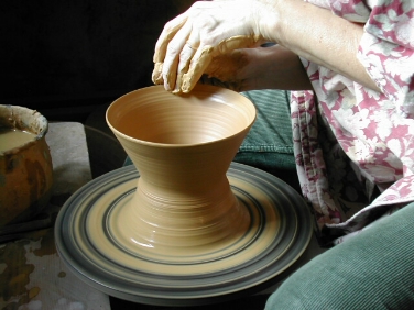 Vasi in ceramica prodotti al tornio utilizzando argilla e rame.