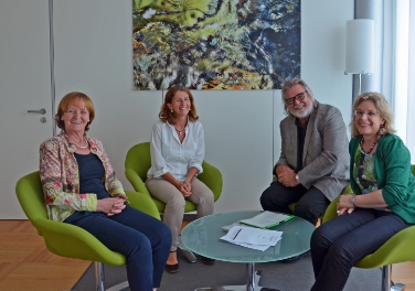 Contrastare la dipendenza da gioco: a colloquio (da sx) l'ass.Stocker, Ladurner, Zingerle e Meraner(FOTO:USP/A.Schrott)