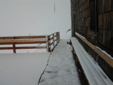 Neve in estate: immagine dell'8 luglio al rifugio Gino Biasi al bicchiere, quota 3200 metri in val Ridanna (Foto USP/Servizio meteo)
