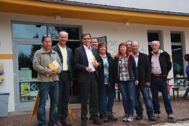 L'assessore Theiner con i responsabili del GEOPARC Bletterbach davanti al Centro visite di Aldino. Foto USP/rm