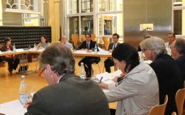 Il presidente Kompatscher con i membri della Consulta: ricerca prioritaria per lo sviluppo. (Foto: USP/chr)