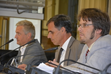 La presentazione del bonus energia: da destra, Horand Maier, direttore dell'Ufficio amministrativo paesaggio e sviluppo del territorio, l'assessore Theiner e Ulrich Santa, direttore dell'Agenzia CasaClima.