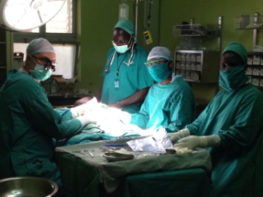 Il primario Pycha in sala operatoria presso l'Ospedale St. Mary's Hospital a Gulu/Uganda