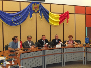 L'assessore Schuler con il prefetto Ioan Vlad, il presidente del Forum rumeno delle regioni di montagna, Lazàr Latu, e la vicepresidente della regione di Neamt, Emilia Arcan