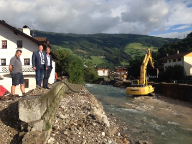 Arnold Schuler e il sindaco Fritz Karl Messner durante il sopralluogo