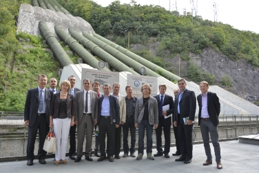 L'assessore Theiner, alla centrale di Cardano, assieme ai rappresentanti di SE-Hydropower, SEL e dei Comuni di Sarentino e Ultimo