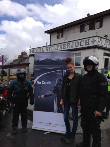 Una fase dell'azione No Credit tra i motociclisti sulla strada di Passo Stelvio