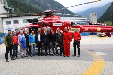 La visita dell'assessore Schuler (al centro) alla centrale operativa dell'Aiut Alpin (Foto: USP/René Tumler)
