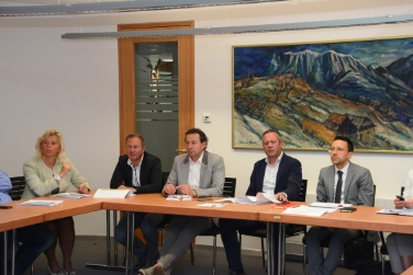 L'assessore Tommasini ha presenta il programma delle opere pubbliche ai sindaci della Comunità comprensoriale Salto-Sciliar (Foto: USP/A.Mair)